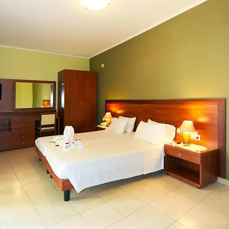 Esmeralda 3* Kremasztí