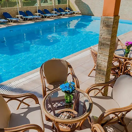 Esmeralda Apartmanhotel Kremasztí